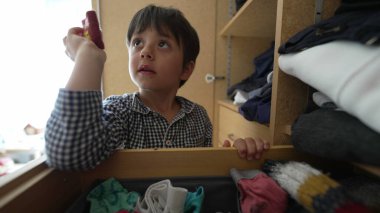 Çekmeceyi keşfeden, oyuncak tutan, meraklı ve odaklanmış, bağımsız sabah rutini, kendine güvenmeyi geliştiren, günlük aktiviteler, ev ortamı, çocukluk keşfi, öğrenme