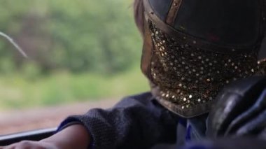 Trendeki çocuk, kameraya döndü, pencereden dışarı baktı, çocukluk hayalinin ve gerçek hayat yolculuğunun kesişimini yakaladı, gizemli ve düşünceli.