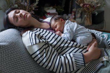 Bebeğin anne göğsünde huzurlu bir şekilde uyuması, sıcak ve rahat bir ortamda güvenlik ve aşkın özünü yakalaması. İkisi de rahat ve rahat. 