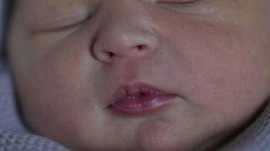Yeni doğmuş bir bebeğin yüzüne yakın çekim. Küçük dudaklara ve buruna odaklan. Bebekliğin hassas ve değerli özelliklerini yakala.