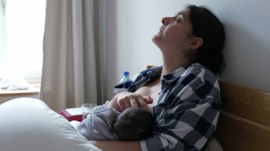 Anne bebeğini emzirirken rahatsızlık hissediyor, emzirmenin zorluklarını ve gerçeklerini kavrıyor ve annelerin çocuklarını büyütmedeki güç ve kararlılığını vurguluyor.
