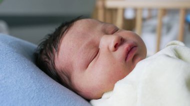 Mavi Yastıkta Uyuyan Yeni Doğan Bebeğin Yakın Çekimi Yumuşak, Hassas Özellikler ve Doğal Işıkta Barışçıl İfade