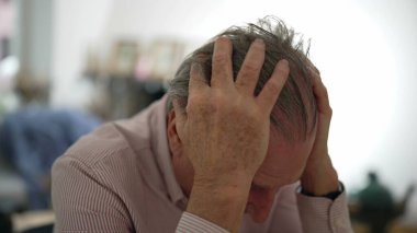 Son sınıf öğrencisi, derin derin düşüncelere dalmış ve endişeli bir ifade sergiliyor, iç mekan ayarları, duygusal derinliği ve kişisel mücadeleyi yakalıyor.