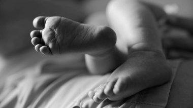Yeni doğan bebeğin ayaklarının siyah-beyaz görüntüsü, eski hayatın hassas ve değerli detaylarını yakalıyor. Monokrom etkisi, yeni doğmuş bir bebeğin kırılganlığını ve masumiyetini vurgular.