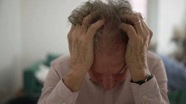 Elleri havada kıdemli bir adam, derinden sıkıntılı ve hayal kırıklığına uğramış, kapalı mekan ortamları, duygusal karmaşayı ve detaylı yüz hatlarını yakalama, kişisel mücadeleyi vurgulama,