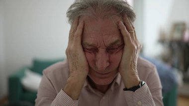 Elleri havada kıdemli bir adam, derinden sıkıntılı ve hayal kırıklığına uğramış, kapalı mekan ortamları, duygusal karmaşayı ve detaylı yüz hatlarını yakalama, kişisel mücadeleyi vurgulama,