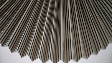 Siyah ve beyaz çizgilerin geometrik deseni soyut, keskin açıları ve çizgileri olan modern bir tasarım yaratarak çarpıcı bir görsel efekt ve sanatsal estetik