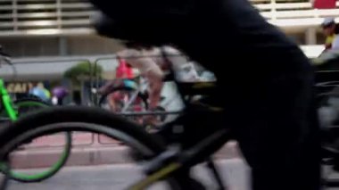 Şehir caddesinde hareket eden bisikletçiler bulanık, dinamik şehir manzarası, aktif yaşam tarzı, işe gidip gelme, şehir hayatı, bisiklet etkinliği, toplum bağlılığı, hızlı tempolu, egzersiz, ulaşım