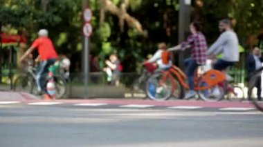 Şehir bisikleti etkinliği, açık hava etkinliği, aktif yaşam tarzı, şehir egzersizi, toplum bağlılığı, doğa arka planı, dinamik sahne