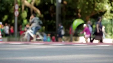 Bisikletçiler şehir etkinliği, dinamik sahne, çeşitli katılımcılar, aktif yaşam tarzı, grup etkinliği, topluluk etkinliği, açık hava sporları, sağlık ve fitness odağı sırasında şehir parkında bir araya geldiler.