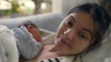 Yeni doğmuş bebeğiyle birlikte uzanmış, göğsünde huzur içinde uyuyan, sıcaklığı, güvenliği ve derin bağı yakalayan bir annenin yakın çekimi bu samimi ve hassas anda paylaşılır.