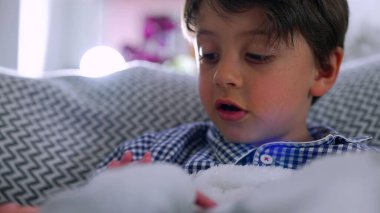 Genç çocuk, yeni doğan kardeşine merakla ve şefkatle bakıyor. Sakin ve sevgi dolu bir ev ortamında kardeşler arasındaki masumiyeti ve büyüyen bağı yakalıyor.