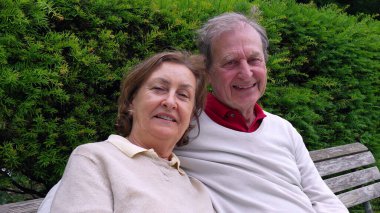 Yaşlı bir çift bankta oturuyor, kameraya gülümsüyor, bir park ortamında yemyeşil ile çevrili, uzun süreli ilişkilerinin sıcaklığını ve sevgisini sergiliyorlar.