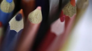 Uç kısımlarına odaklanmış renkli kalemlerin yakın çekimleri, çeşitli renk ve dokuları gösteriyor. Resim, yaratıcılığı, sanatı ve malzeme çiziminin detaylı doğasını vurgular.
