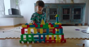 renkli plastik blokları ile evde oynarken küçük çocuk