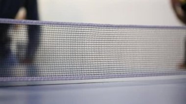 Masa tenisi topu hareket halinde, oyun sırasında ağa çarptığında havada yakalanır.