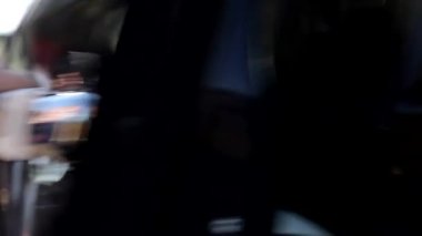 Güneşli bir günde yansıtıcı krom saplı bir araç kapısını elinle açarak krom yüzeydeki arabalar ve ağaçlar da dahil olmak üzere çevredeki yansımaları gösteriyorsun.