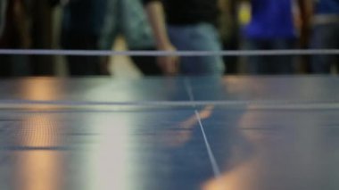 Masa tenisi oyuncuları hızlı hareketlerine ve rekabetçi enerjilerine odaklanıyor. Dinamik sahne, çevikliği ve refleksleri vurgulayarak oyunun yoğunluğunu ve heyecanını yakalar.