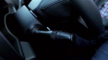 Sürücü, arabanın direksiyon kolunu el ve manivela detaylarına odaklanarak dönüş sinyali verecek şekilde ayarlıyor. Yakın çekim, aracın iç kısımlarında sol ya da sağ dönüş sinyallerini yakalıyor.