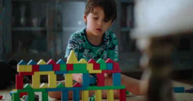 renkli plastik blokları ile evde oynarken küçük çocuk
