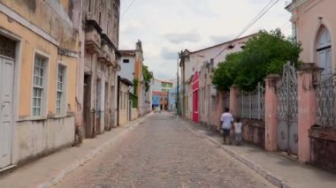 Salvador 'un tarihi bir mahallesinde, köhne koloni binalarıyla dolu boş bir kaldırım taşı caddesi. Eski Brezilya mimarisinin cazibesini ve karakterini tasvir eden sakin şehir manzarası