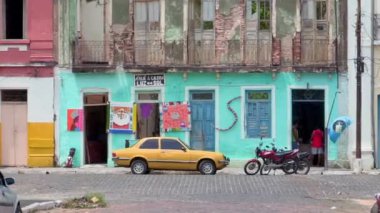 Salvador, Brazil, Circa 2016, Salvador 'da tarihi bir cadde olan Pelourinho, Salvador' da renkli cepheli ve yıpranmış camlı eski bir bina. Yerel Brezilya kentsel kültürünün cazibesi
