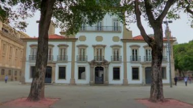 Tarihi bir meydanda detaylı balkonları ve pencereleri olan koloni tarzı bir bina. Rio de Janeiros kültürel kalbinde geleneksel mimarinin cazibesini yakalamak