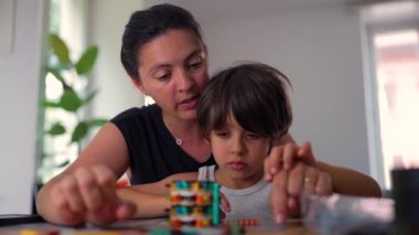 Anne ve genç çocuk bir bina aktivitesine girişiyor, anne rehberliği, öğrenme ve yaratıcılıkla ilgili şeyleri merak içinde aktif olarak keşfediyor.