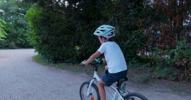 Genç Çocuk Miğferini Giydi ve Park 'ta Bisiklete Bindi - Çocuk Güvenliği ve Açık Hava Hareketi