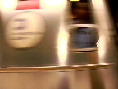 Metro platformu hızla geçiyor, hareket bulanıklaşıyor trenin yüksek hızda geçişini kaydediyor metro istasyonunda.