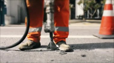 Şehir caddesinde kaya matkabı kullanmak, asfaltı kırmak için ağır ekipman kullanmak, inşaat işçilerinin kaldırımları kaldırması, kentsel yol bakımı, inşaat çalışmaları