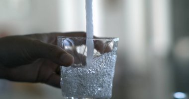 800 fps yavaş çekimde cama su dökerek, detaylı su akışını ve kabarcıkları vurguluyor, günlük bir sahnede saflık ve ferahlığı temsil ediyor.