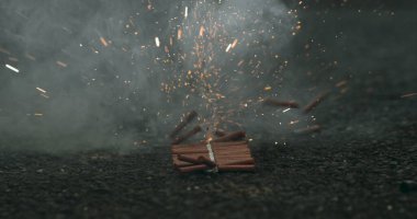 Havai fişekler yavaş çekimde dumanı ateşliyor ve yayıyor. 800 fp hızla, yerdeki yoğun ışık patlamasını ve parçacıkları yakalıyor.