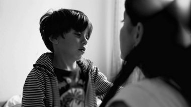 Ağladıktan sonra çocuk, üzgün ve kırılgan bir yüz ifadesi, duygusal gerilim anı. Küçük bir çocuk için ağlamanın duygusal sonucu, siyah ve beyaz