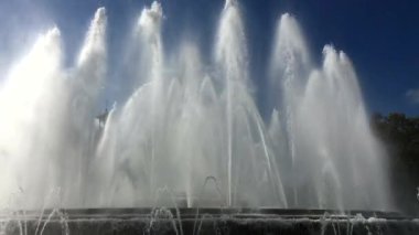 Barcelona 'daki ikonik fıskiyenin geniş görüşü, mavi gökyüzünün altında dramatik bir sis yaratıyor.