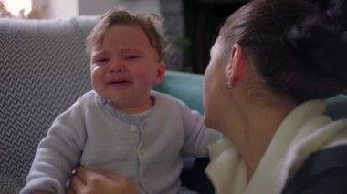 Anne bebeği rahatlatıyor, duygusal destek ve bakım sunuyor, erken çocukluk gelişimi sırasında bebeği beslemek için yakın etkileşime giriyor.