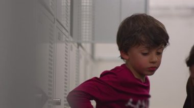İlk hokey tecrübesinden sonra soyunma odasında oturan genç bir çocuk, maçı, maç sonrası düşünme ve spor ortamında öğrenme anını yansıtıyor.