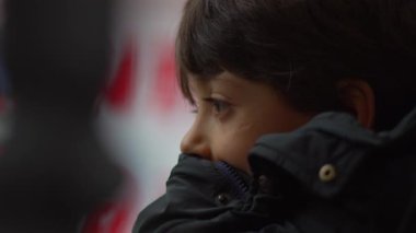 Oturan ve sessizce yansıtan genç, düşünceli yüz ifadesine yakın, sakin ve düşünceli bir anda dinlenen, derin düşüncelere dalmış