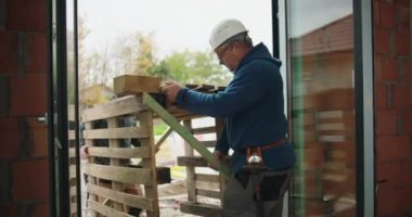 İnşaat alanında iki inşaat işçisi, takım çalışması, kask takmak, güvenlik, endüstriyel çalışma ortamı, inşaat malzemeleri, ağır işçilik, bitmemiş inşaat