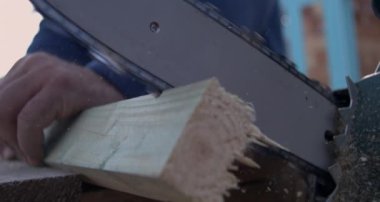 Tahta testereyle ince ahşap parçacıkları doğramak. 800 fps hızla süper yavaş uçmak. Kesim ve işçiliği iş başında vurgulamak.