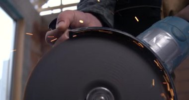 Açı öğütücü metal boruları kesiyor, 800 fps hızla süper yavaş çekimde kıvılcımlar uçuşuyor, endüstriyel hassasiyet, metal işçiliği ve işçilik ayrıntılarını gözler önüne seriyor.