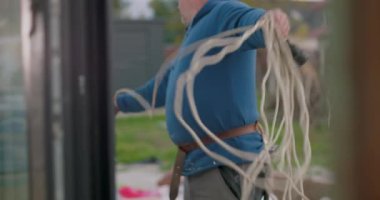 İnşaat işleri için elektrik kablolarını sarmak, kabloları düzenlemek, açık hava inşaatlarında elektrik tesisatı hazırlamak,
