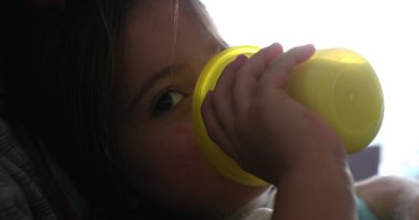 plastik Şişeden içme küçük kız