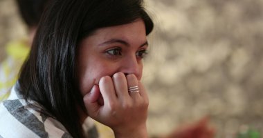 Bir kadın arkadaş sohbetini dinliyor, samimi gerçek hayatta.