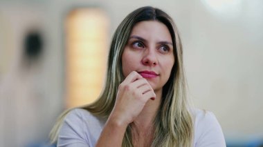 Kadın mutlu bir ifadeyle çözümü düşünüyor. Hayatı düşünen düşünceli bir insan..