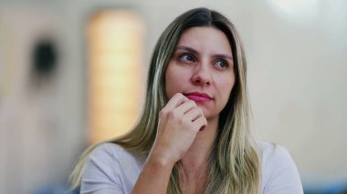 Kadın mutlu bir ifadeyle çözümü düşünüyor. Hayatı düşünen düşünceli bir insan..