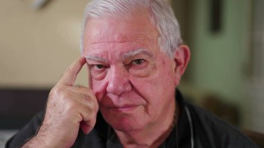 Derin Düşünce Kıdemli Kafkasyalı 70 'li yaşlarda Derin Düşüncelere dalmış.