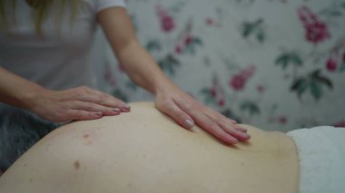 Neşeli Fizyoterapist Kıdemli Müşteriye Sırt Masajı Sağlıyor.