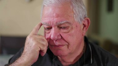 Derin Düşünce Kıdemli Kafkasyalı 70 'li yaşlarda Derin Düşüncelere dalmış.