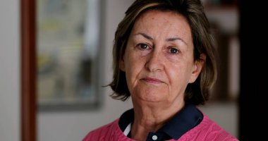 Son sınıf öğrencisinin portresi. 60 'ların ciddi doğal ifadesi.